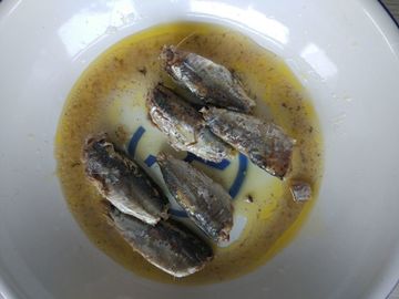 Sardinas conservadas naturales deliciosas de los pescados en el peso neto vegetal del aceite 125g
