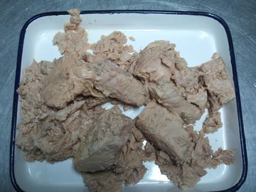 Pedazos conservados de alto valor proteico del atún en la vitamina rica de Brine con sabor suave