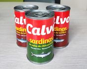 Pescados conservados picantes calientes de la sardina en tamaños y el embalaje de encargo de la salsa de tomate