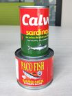 Pescados conservados de la sardina en salsa de tomate en latas