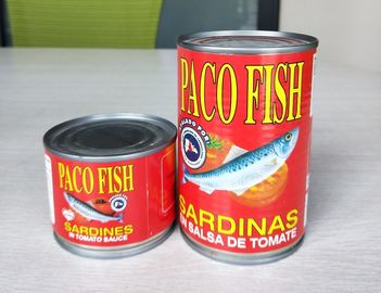 Pescados conservados más sanos firmemente llenos, sardinas estañadas en salsa de tomate