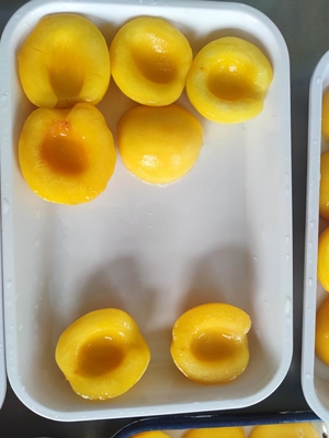 Frutas amarillas enlatadas deliciosas de cultivo de OGM con melocotones