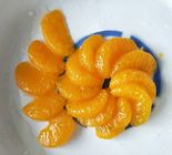 El segmento entero puede las mandarinas en agua de azúcar y en jarabe