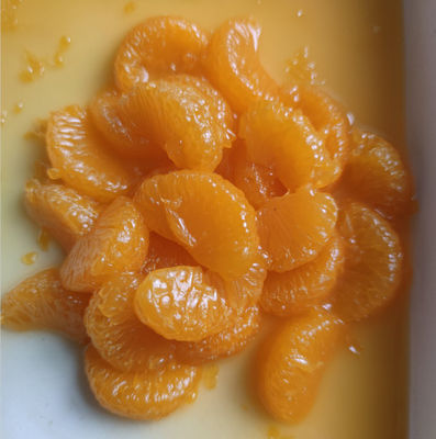 Naranjas naturales ricas en vitamina C en jarabe ligero