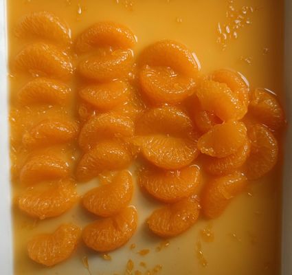 Naranja mandarín entera segmentada en jarabe de azúcar con concentrado dulce