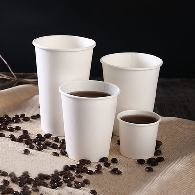 Las tazas de café de papel disponibles de la pared doble empapelan las tazas con la tapa
