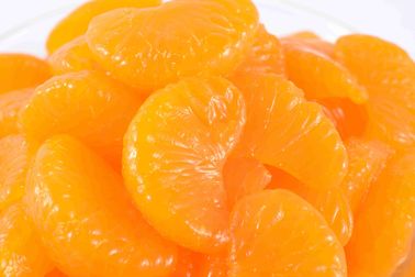 La fruta rica de la mandarina de la vitamina C en jarabe pesado mantiene sus ojos brillantes
