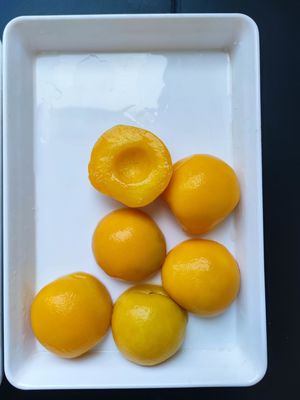 Brix 14-17 por ciento de duraznos frescos de fruta amarilla enlatados adecuados para restaurantes, cafeterías y empresas de procesamiento de alimentos