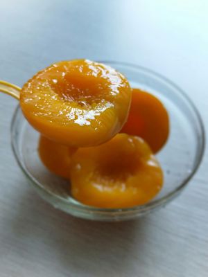 Etiqueta privada Cultivo de melocotón amarillo enlatado JUNIO AGOSTO Especificidad Medio de melocotón enlatado Opción perfecta para la compra al por mayor y comercial