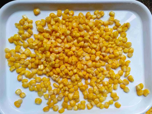Maíz dulce enlatado listo para comer, textura suave, origen variable, comúnmente EE. UU. Adecuado para envasado de alimentos y necesidades de procesamiento.